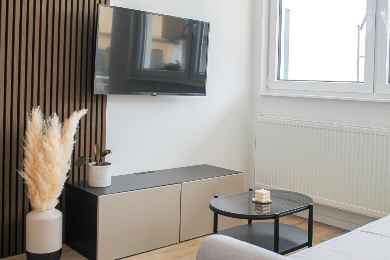 Special Apartment - Stadtnah, Balkon, Parkplatz, E-Ladestation, Gitterbox Fuer Fahrraeder, Fitnessstudio Koblenz  Bagian luar foto